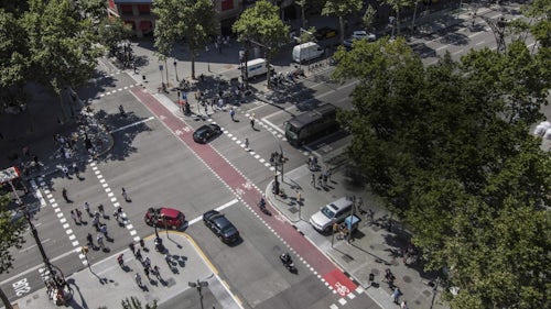 交通量の多い都市の交差点を撮影した俯瞰写真。